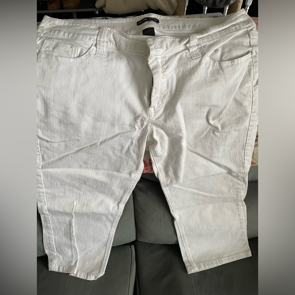 WOMANS SZ 12 white capris. New York and Company